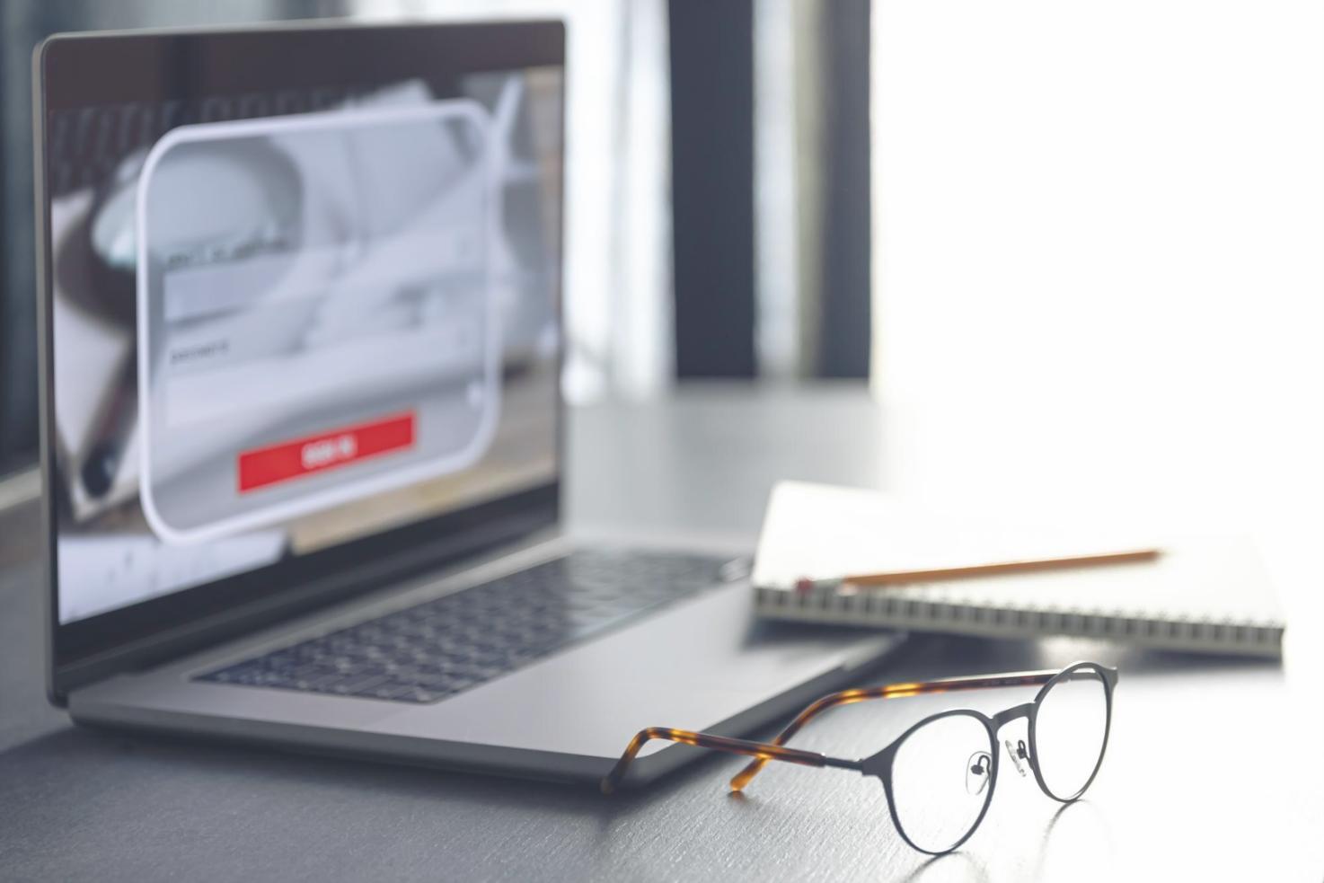 Studentin arbeitet an Finanzanalyse mit Laptop und Dokumenten