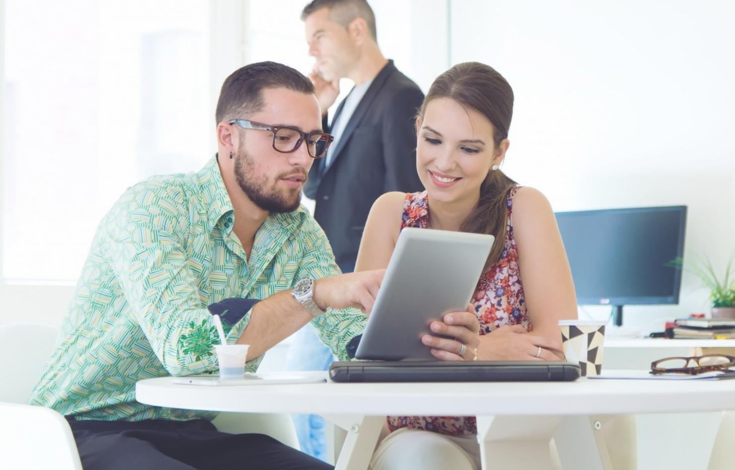 Zusammenarbeit und Strategieentwicklung am Tisch