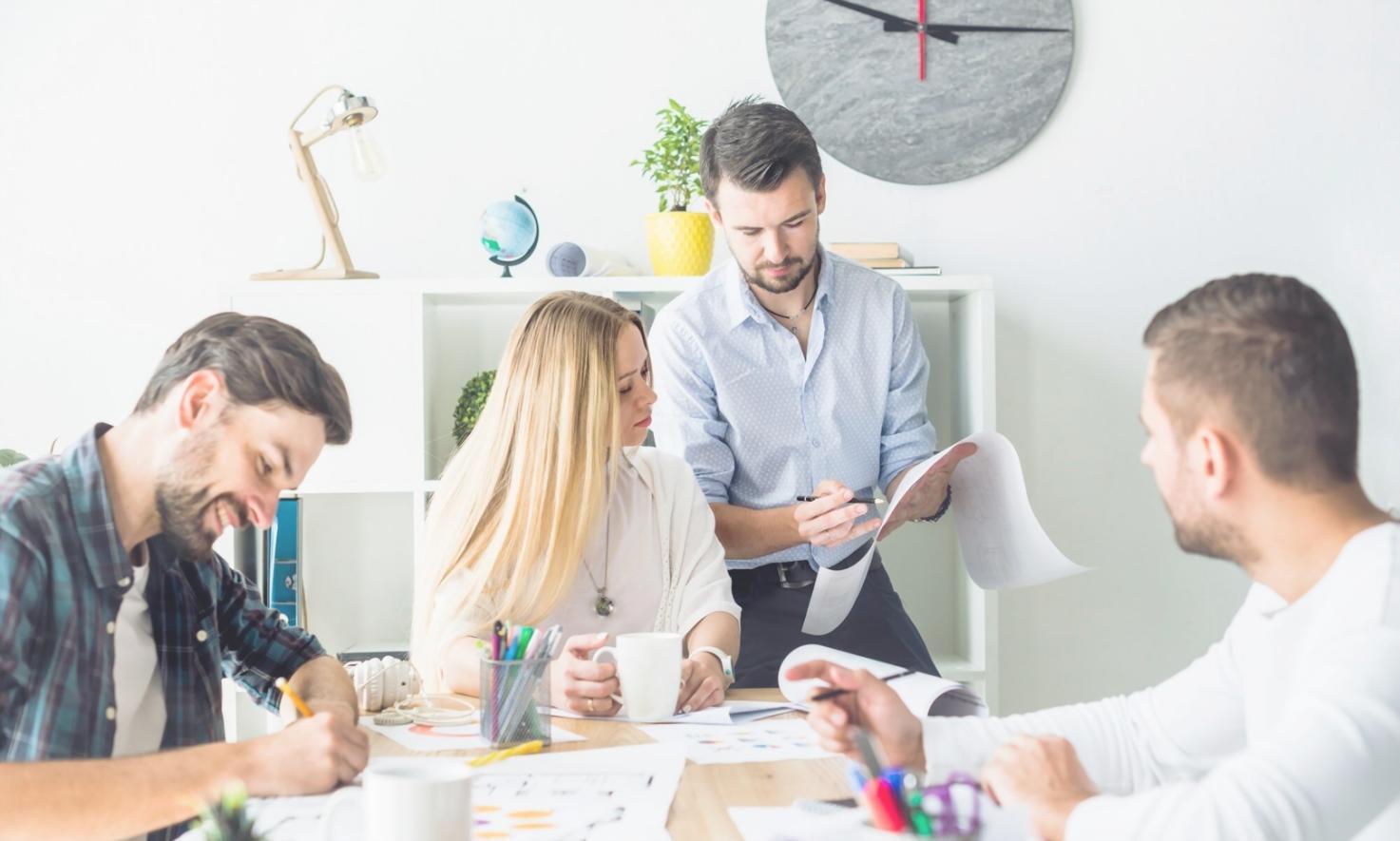 Modernes Büro mit professioneller Arbeitsatmosphäre für Finanzberatung